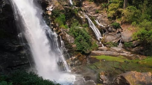 Wachirathan-Wasserfälle Wunderschöner Wasserfall, der von einer hohen Klippe fließt