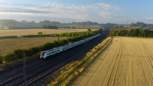 Luftbild des Zuges. Die Bewegung eines Zuges mit hoher Geschwindigkeit zwischen den Weinbergen, Ansicht von oben.