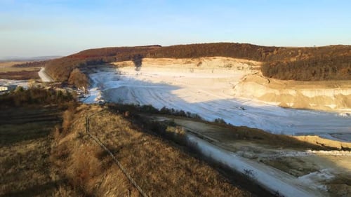 Luftaufnahme des Tagebaus aus Sandsteinwerkstoffen für die Bauindustrie mit Baggern und