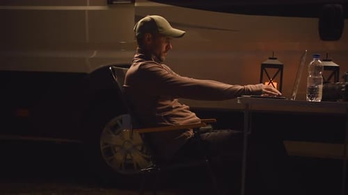 Homens trabalhando em um local remoto ao ar livre usando seu laptop e Internet