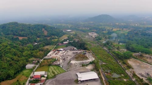 Local de processamento de areia de instalações industriais em Muntilan, Indonésia, vista aérea