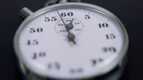 Imagen macro de un cronómetro analógico mecánico retro metálico clásico