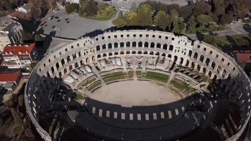 Survol de l'arène de Pula, en Croatie.
