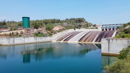 Vista aérea del depósito de agua de hormigón rápido y cerrado de las esclusas de un dique