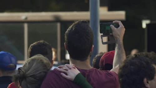 Multitud de fanáticos devotos que se encuentran con la celebridad favorita en el aeropuerto,