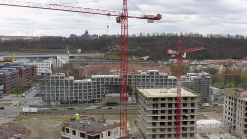 Grúas torre rojas en el sitio de construcción en Praga, disparo de Zumbido de pedestal.