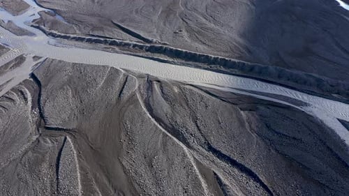 Luftaufnahme des Gletscherflusses und des Moränensystems in Island