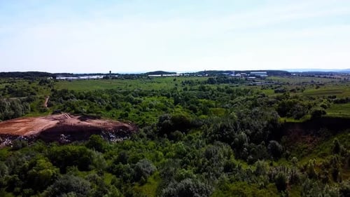 Vue aérienne par Drone d'un survol du paysage technogénique au milieu de champs agricoles ruraux.