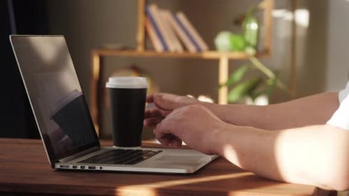 Tippen auf der Laptoptastatur