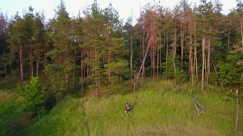Homem viajante com mochila. Vista aérea do viajante adulto com mochila na colina