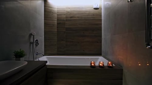 Perfektes modernes Hauptbadezimmer in einem luxuriösen Apartment. Luxuriöse Sanitärartikel. Teure Tile on