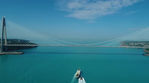 Brücke mit Booten