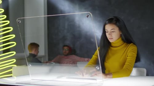 Junge Frau arbeitet am futuristischen PC
