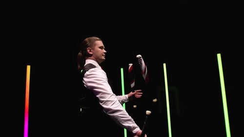 Circle Movement Kamera um professionelle Zirkusartisten Drehnadeln gegen ein schwarzes Studio