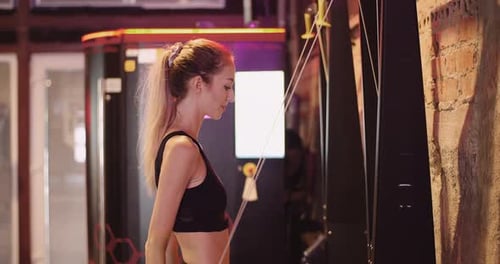Schlanke Sportlerin trainiert im Fitnessstudio