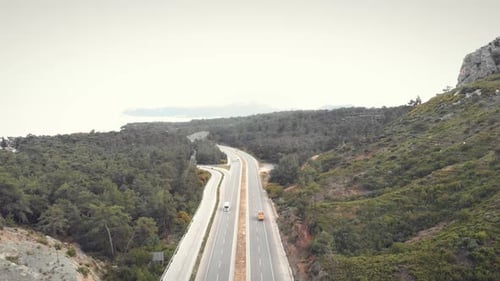 Moderne Schnellstraße durch Berge entlang der wunderschönen Küste.