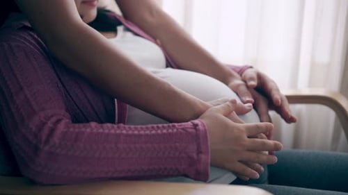 Un couple enceinte ressent de l'amour et se détend à la maison