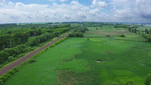 Luftaufnahme Eisenbahnschienen in der Natur