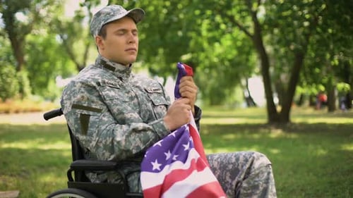 Veterano estadounidense discapacitado pone la bandera en el corazón recordando la guerra, la fe y