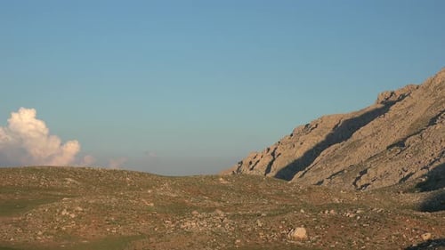 Baumloses Hochgebirgsklima und Wiese auf Wolkenhöhe am frühen Morgen