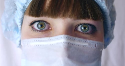 Portrait d'une femme chirurgienne en gros plan, médecin avec masque prêt pour l'opération à l'hôpital ou à la clinique