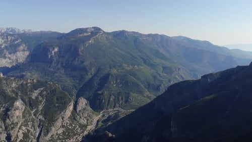Toma aérea del desfiladero de Grlo Sokolovo Korita Montenegro