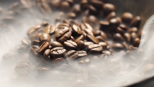Duftende Kaffeebohnen werden in einer Bratpfanne geröstet