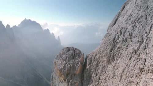 Luftdrohnenschuss in der Nähe des Vajolet Towers Mountain in den Dolomiten Italien