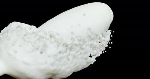 Milk Splash auf schwarzem Hintergrund