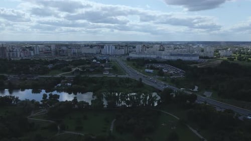 Paisaje urbano. Cerca hay un área de parque. Cielo azul con nubes blancas. Fotografía aérea.