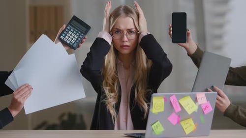 Triste chica de negocios agotada y cansada con exceso de trabajo con una mujer trabajadora, gerente con gafas
