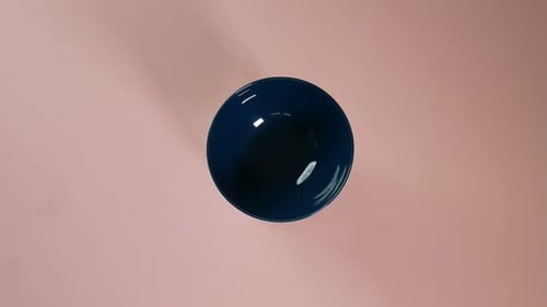 Rotini emballés versés dans un bol bleu peu profond