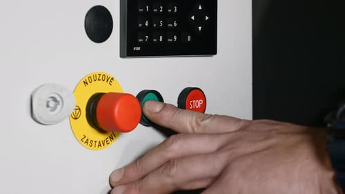 Männlicher Finger drückt Start- und Stopptaste