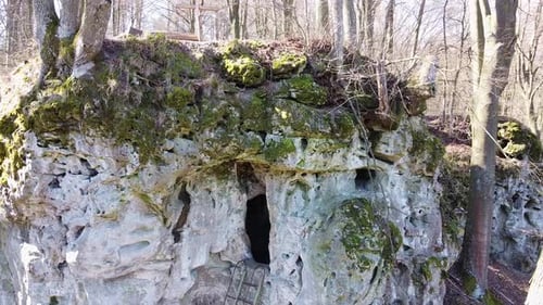 Ensemble d'un monastère troglodyte dans la forêt de Krehiv