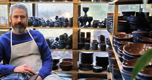 Portrait d'un potier souriant