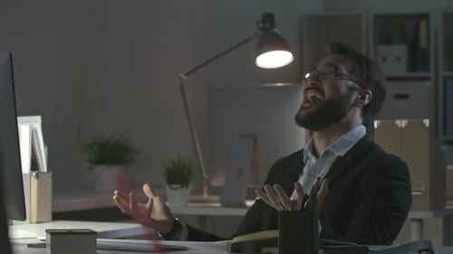 Mann hasst seinen Job