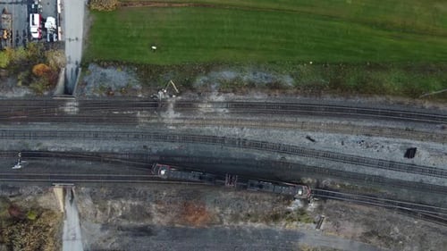 Luftaufnahme eines Zuges, der auf der Bahnstrecke abbiegt.
