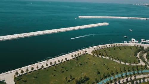 Excès de vitesse du bateau blanc
