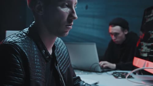 Hackers em Dark Hideout roubando dinheiro e dados