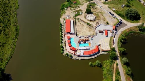 Luxushotel mit Swimmingpool. Luftaufnahme des Außenpools