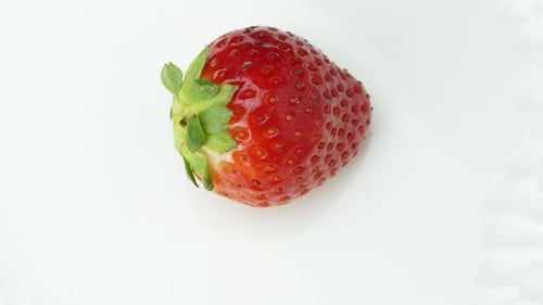 Saftige reife exotische Erdbeere dreht sich auf einem weißen Hintergrund 360. Eco Obst und Beeren Sommer.