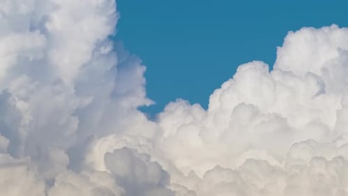 Timelapse de cumulus gonflés blancs se formant sur le ciel bleu d'été