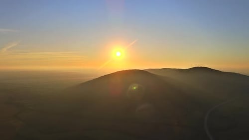 Erstaunliche Natur Blick auf Bergwaldlandschaft mit Sonnenuntergang Dämmerung