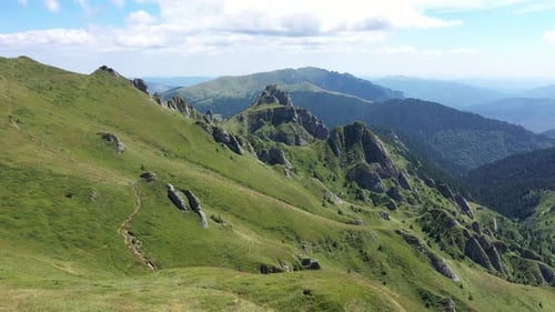 Luftaufnahme von Hochgebirgs-Sedimentgesteinen, Spitzen. Ciucas-Gebirge, Karpaten, Rumänien
