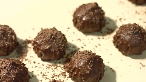 Braune Bonbons auf beigem Hintergrund.
