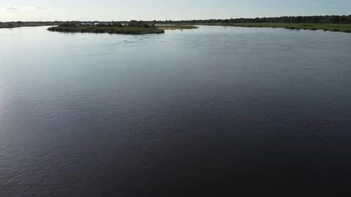Grande rivière en Namibie avec beaucoup d'hippopotames nageant dedans, faune d'Afrique