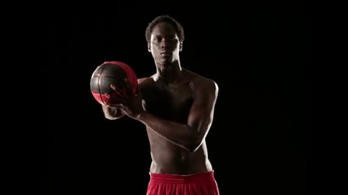 Homme Jouer Au Basket Isolé Sur Noir