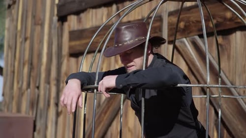 Cowboy regardant vers le bas dans la vieille cage ouest