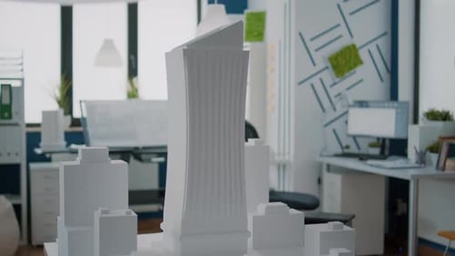 Nahaufnahme von Gebäudemodell und Stadtstruktur auf dem Tisch im leeren Büro