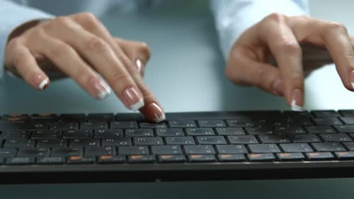 La chica está escribiendo en el teclado.